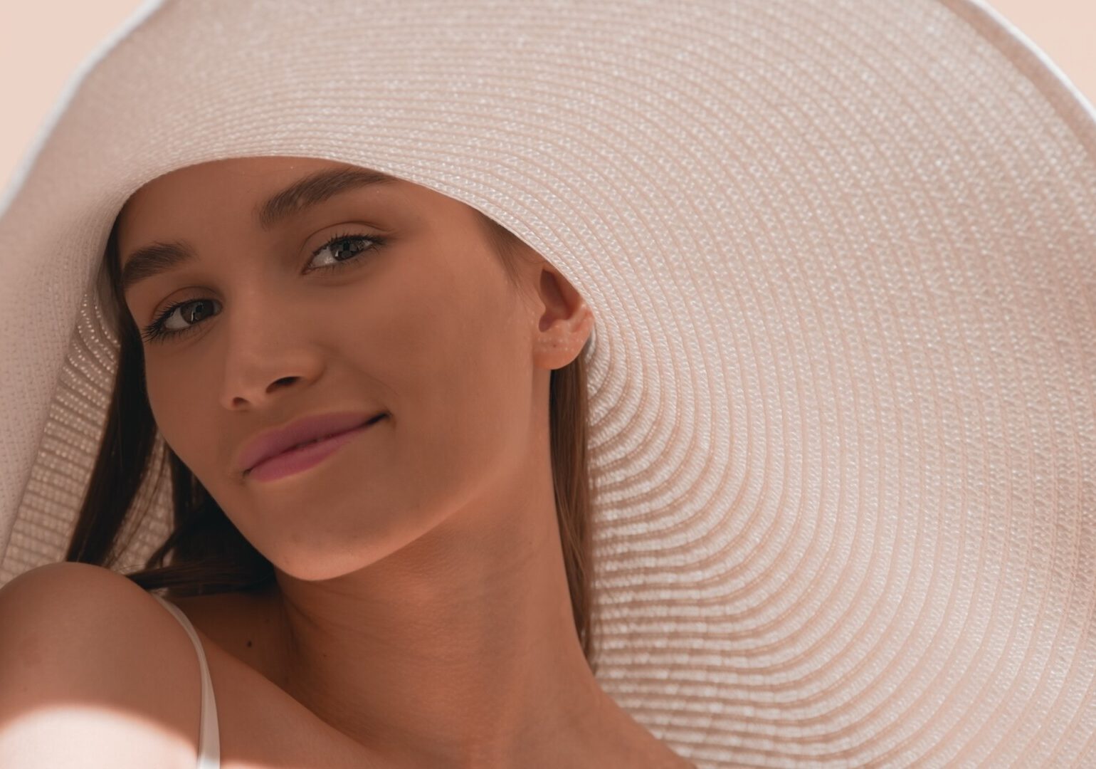 Solens påvirkning på huden – og hvorfor riktig solfaktor er essensielt i din hudpleierutine